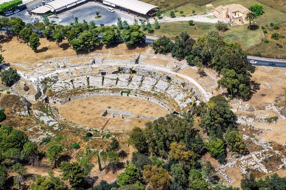  Siracusa là thuộc địa của Hy Lạp từ thế kỷ 5 TCN. Nằm dọc bờ biển phía đông nam của Sicily, nơi đây có nhà hát Hy Lạp, đền thờ Apollo và mộ của vua Hieron II nổi tiếng. UNESCO công nhận Siracusa là Di sản Thế giới và nhà hùng biện La Mã Cicero từng mô tả nơi này là "thành phố Hy Lạp vĩ đại và đẹp nhất". Ảnh: Wishsilicy.