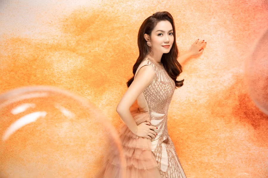 "Có lẽ cũng vì vậy nên một phụ nữ ở tuổi tôi đều hướng đến sự yên ổn gia đình, đặt gia đình lên trước sự nghiệp. Phụ nữ, cuối cùng điều quan trọng nhất vẫn là một mái ấm bình yên”- Nguyễn Ngọc Anh chia sẻ.