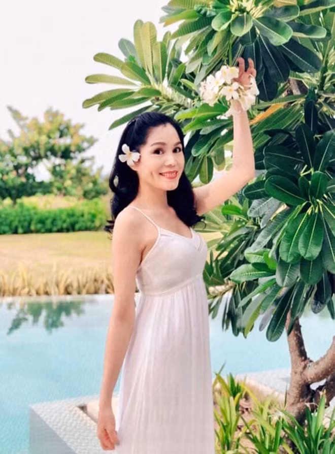 Nhan sắc và nỗi cơ cực thời trẻ của bà xã MC Quyền Linh - Hình 7 Nhan sac va noi co cuc thoi tre cua ba xa MC Quyen Linh-Hinh-7