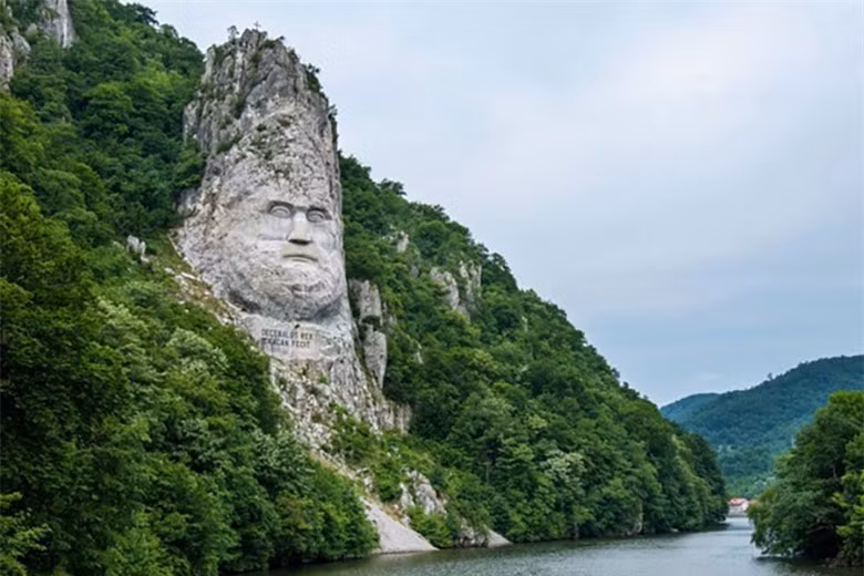 br/> Decebalus: Tác phẩm điêu khắc khuôn mặt Decebalus, vị vua cuối cùng của Dacia trên một vách đá ven sông Danube, gần thành phố Orsova, Romania. Với chiều cao lên tới 40m, đây là tượng đá cao nhất châu Âu.