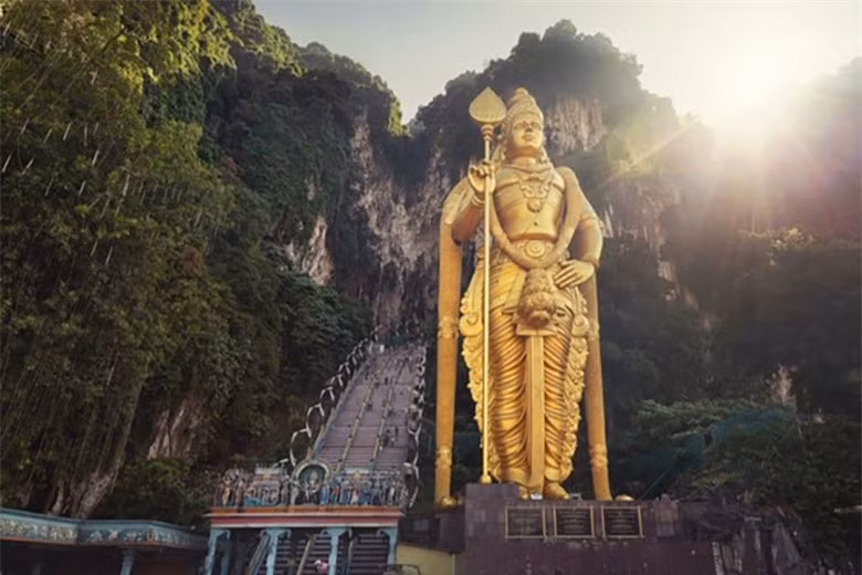 br/> Tượng thần Murugan đứng trước hang Batu của Selangor, Malaysia, được làm từ 250 tấn sắt, 300 lít sơn vàng và cao tới 42m. Đây là bức tượng lớn nhất ở Malaysia, đồng thời đây cũng được xem là tượng thần Hindu cao nhất thế giới.