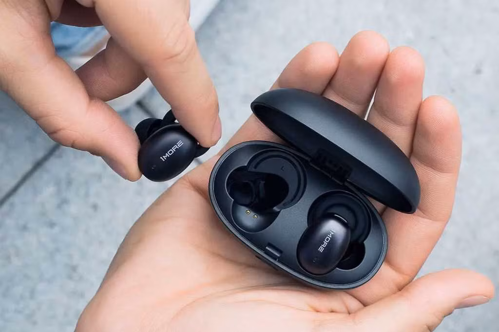 Theo trang Soundguys, 1More Stylish hỗ trợ ứng dụng trên smartphone để thiết lập và cập nhật phần mềm. Chất lượng kết nối của tai nghe không được đánh giá cao khi thường xuyên mất kết nối dù vẫn trong phạm vi lý thuyết của Bluetooth 5.0. Thiết bị hỗ trợ kháng nước và mồ hôi, tuy nhiên vẫn sạc bằng cổng Micro USB đã lỗi thời. Giá bán của 1More Stylish khoảng 1,5 triệu đồng. Ảnh: Macworld.