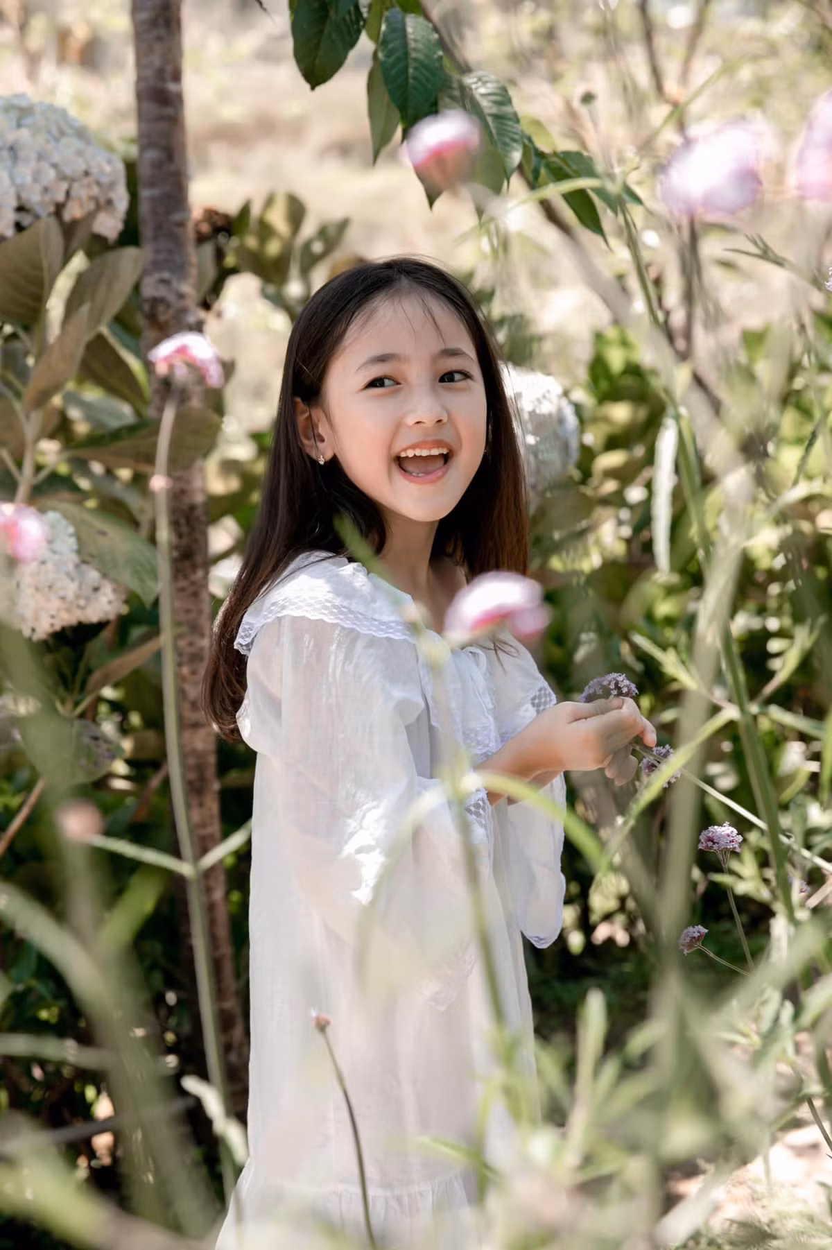 Ngày 6/4, trên trang cá nhân, Hoa hậu Hà Kiều Anh đã chia sẻ bộ ảnh mới của con gái Viann. Hình ảnh cô bé 5 tuổi mặc giản dị và nở nụ cười rạng rỡ thu hút sự chú ý của khán giả. Các hoa hậu như Đỗ Mỹ Linh, Đặng Ngọc Hân, Mai Phương Thúy, Lương Thùy Linh đều để lại bình luận khen ngợi vẻ ngoài xinh xắn của Vivian.