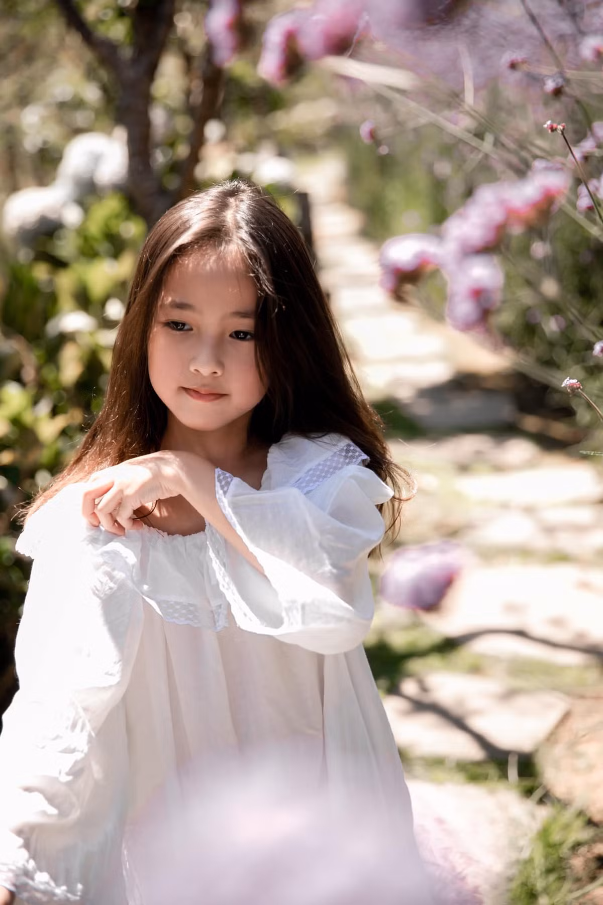 Phía dưới bài viết, không ít khán giả khuyên cô bé nối gót mẹ thi hoa hậu khi đến tuổi trưởng thành. "Hoa hậu tương lai đây rồi", "Giống mẹ Hà Kiều Anh quá", "Viann xinh nhất"... là những bình luận của khán giả. Tuy nhiên, trả lời Zing, Hoa hậu Hà Kiều Anh vui vẻ nói: "Trong nhà, chỉ có một hoa hậu là đủ đau đầu rồi".