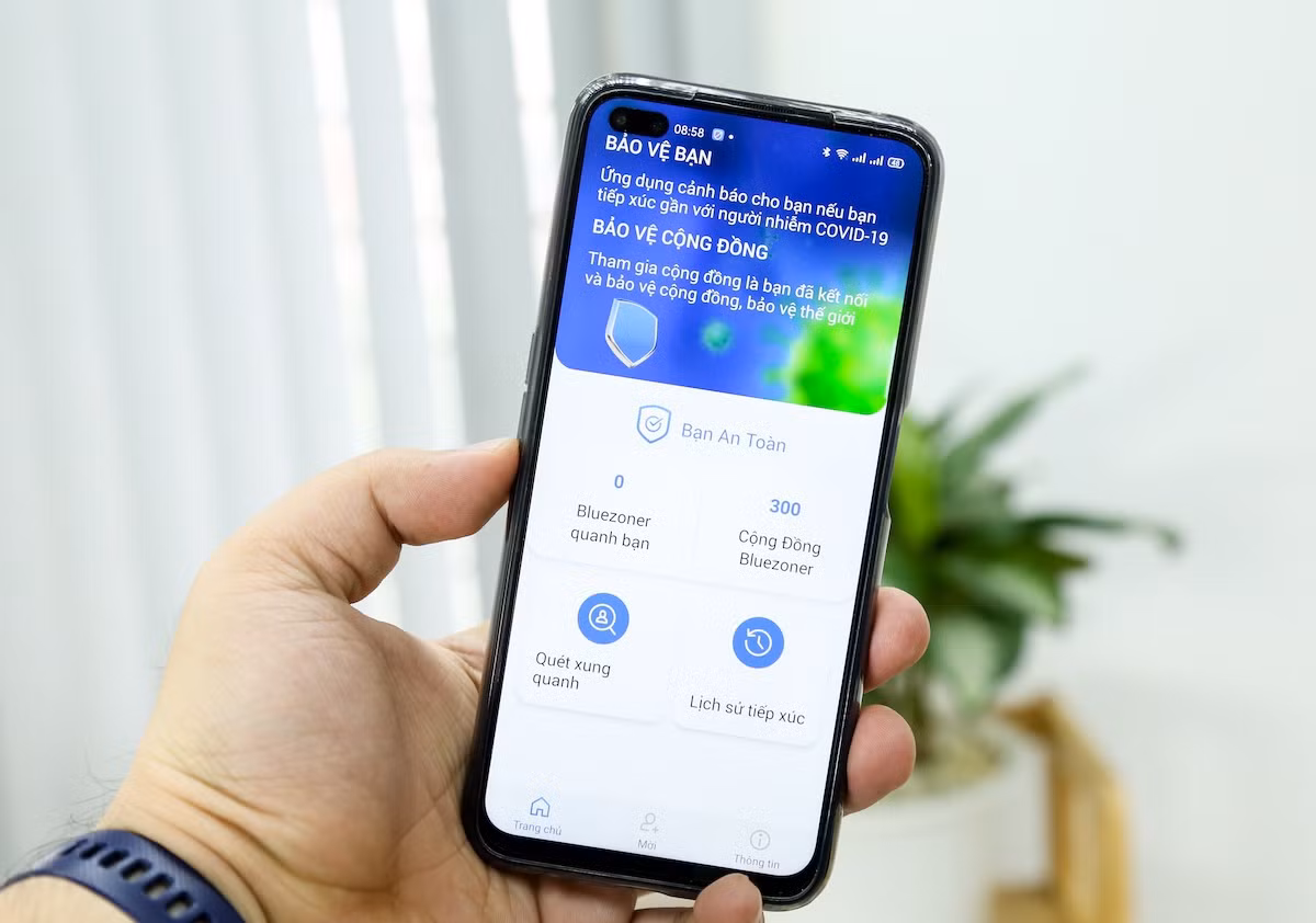 Bluezone là ứng dụng do Bộ TT&amp;TT chỉ đạo phát triển thông qua sự hỗ trợ của Bkav. Đây là ứng dụng cảnh báo khi một người tiếp xúc gần với người nhiễm Covid-19, giúp giảm nguy cơ lây lan trong cộng đồng. Khi có ca nhiễm, lịch sử trong ứng dụng cho biết người dùng từng tiếp xúc với ca nhiễm này hay chưa, nếu cả hai đều dùng Bluezone. Ảnh: Văn Đặng.