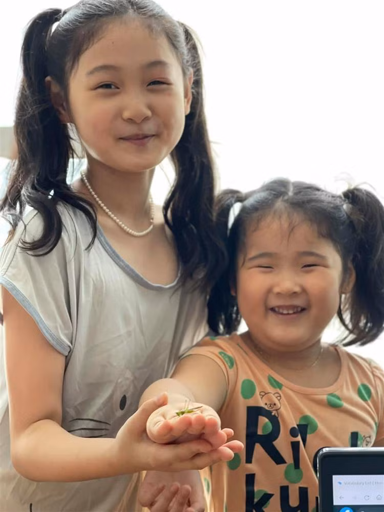 Khoảnh khắc tình thương mến thương của cặp chị em chênh nhau 3 tuổi.