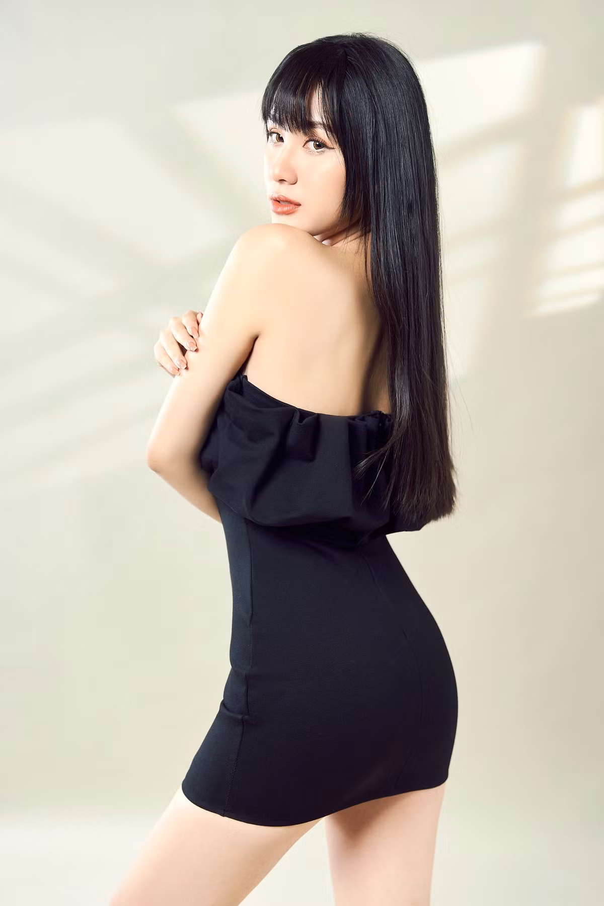 Mỹ Duyên có năng khiếu múa từ nhỏ. Lên cấp 3, song song với việc học, cô tự kiếm tiền bằng cách làm diễn viên múa. Khi vào đại học ở TP.HCM, nữ sinh bén duyên với nghề mẫu ảnh. “Mình rất thích tự chủ tài chính. Làm mẫu ảnh giúp mình trang trải phần nào chi phí học tập cũng như sinh hoạt ở hiện tại”, Mỹ Duyên nói.