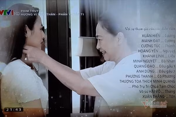 Trong khi đó, bà Dần hào hứng trao chiếc vòng vàng để dành cho cháu dâu trưởng tương lai.