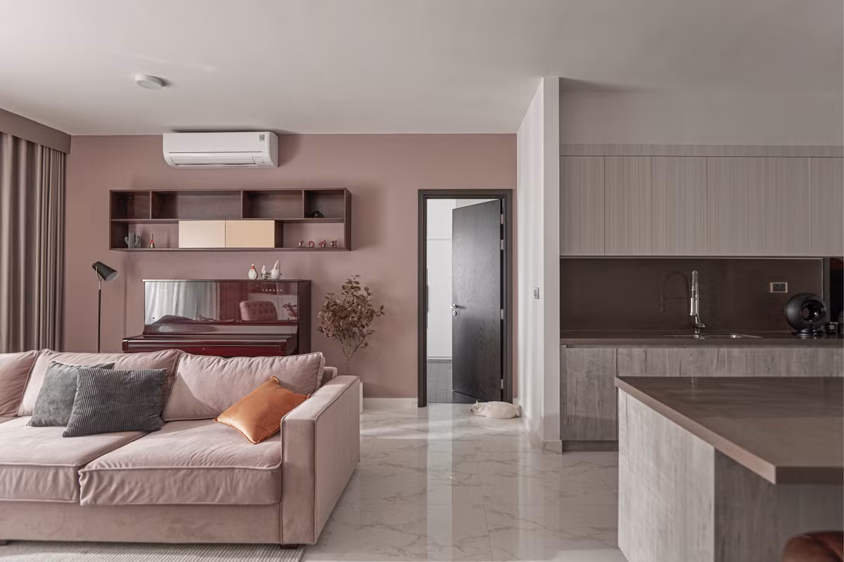 Tại phòng khách, trước khi bước vào nhà có một sảnh lớn và một khu bếp lớn. Phòng khách rộng, thoáng có ban công trồng cây và không gian thư giãn.