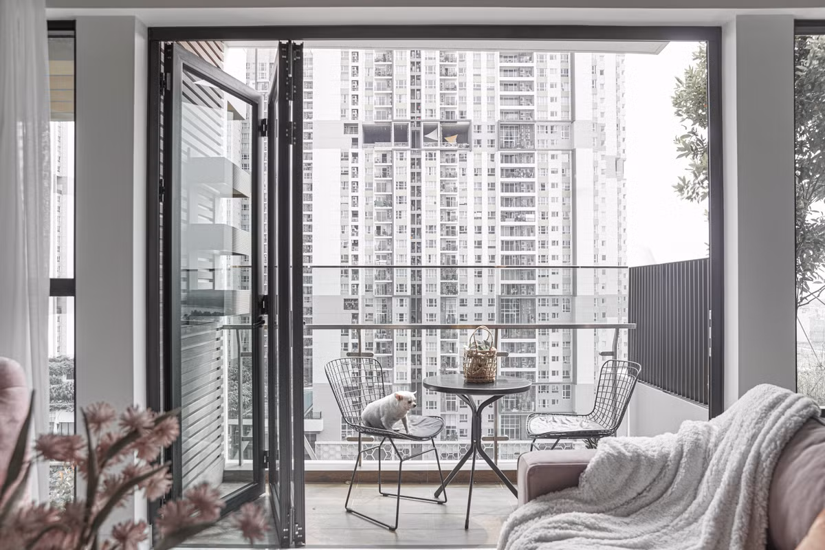 Với yêu cầu giữ lại hiện trạng nhà do chủ đầu tư bàn giao, căn hộ được thiết kế tập trung vào công năng và tính thẩm mỹ với chi phí 800 triệu đồng, chưa bao gồm các thiết bị điện tử gia dụng.