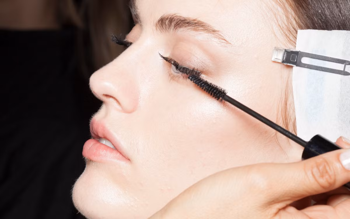  8. Dưỡng mi: Trước khi chuốt mascara, các cô gái nên thoa một ít son dưỡng lên lông mi. Cách này giúp lông mi cong và bóng hơn sau khi có sự can thiệp của dụng cụ kẹp mi. Ảnh: allure.