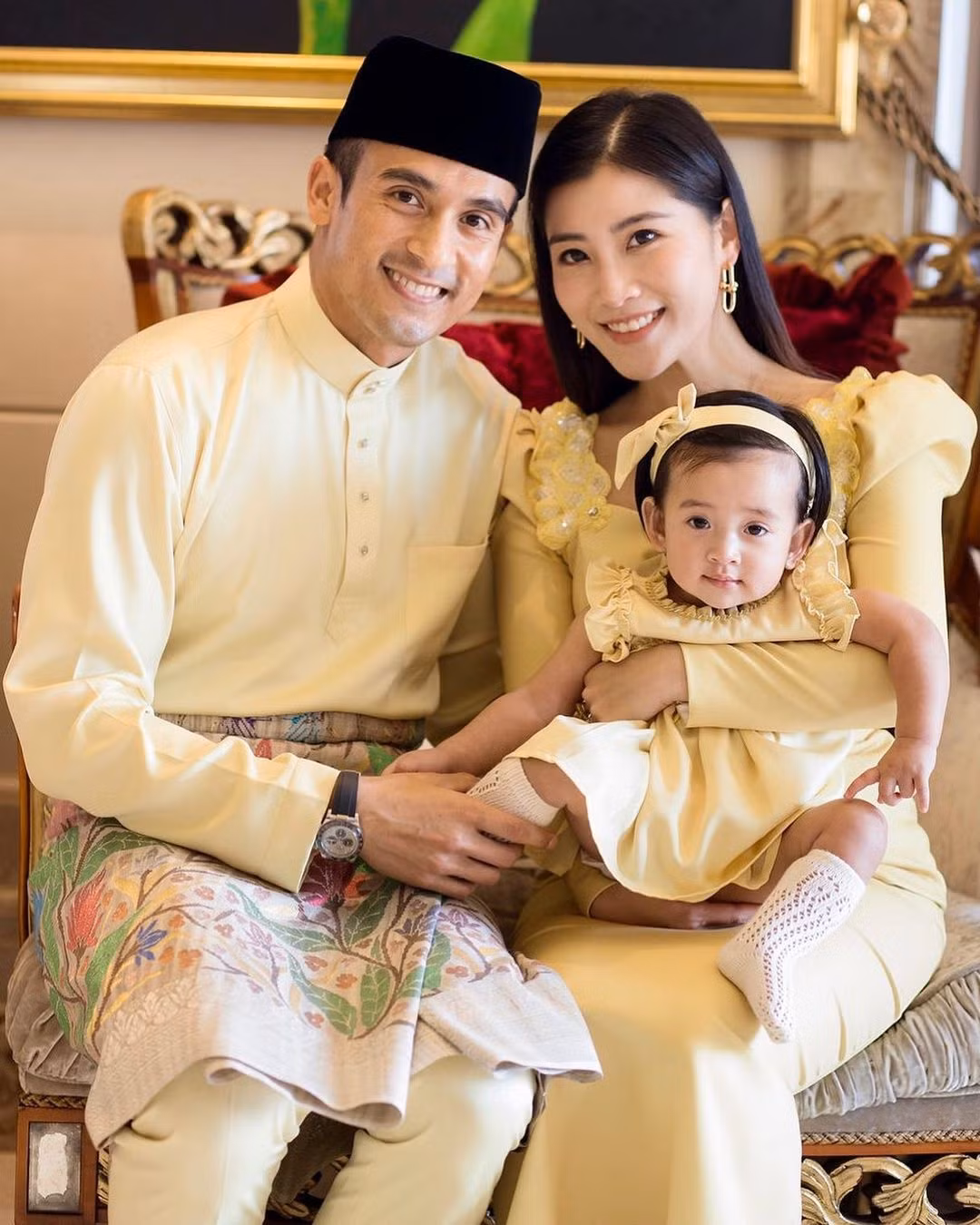 Sau đó, ngay từ khi con gái mới được vài tháng tuổi, Chryseis Tan đã mua một số chiếc túi Dior trị giá hơn 3.000 USD để làm quà chào mừng cho cô bé Arianna. Dù khó có thể nhận ra thương hiệu trang phục của Arianna, dân mạng vẫn cho rằng chúng có giá trị không nhỏ bởi cô bé thường xuyên mặc đồ giống cha mẹ - cặp vợ chồng vốn nổi tiếng với lối sống sành điệu trong giới nhà giàu. Ảnh: @chrystan_x.