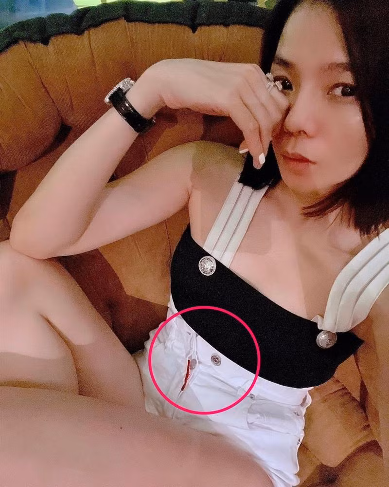 Lệ Quyên quên hay cố tình không cài khuy quần? - Hình 2 Le Quyen quen hay co tinh khong cai khuy quan?-Hinh-2