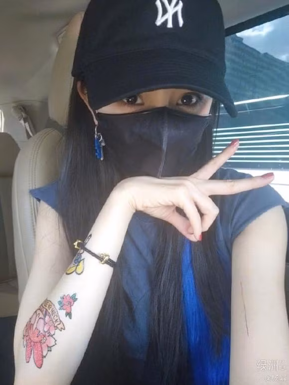 Choi lon voi hinh xam hoanh trang o tay nhung Duong Mich lai bi soi diem nay-Hinh-4