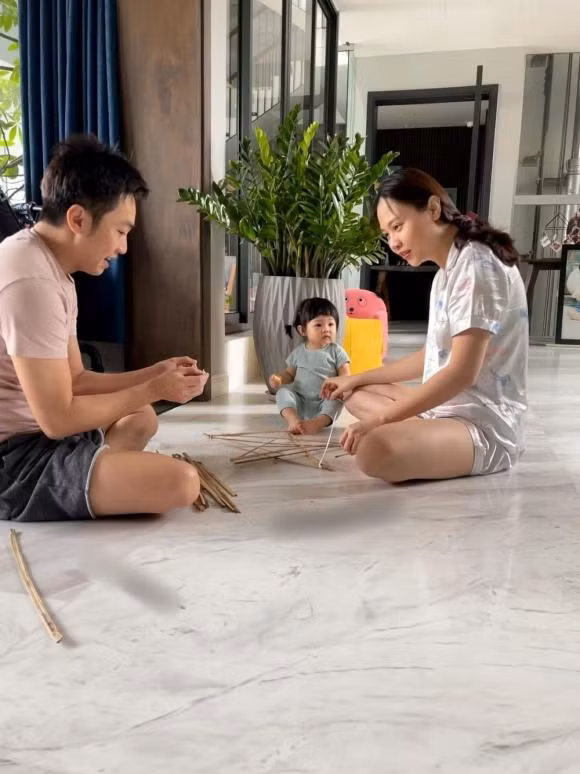 Kể từ khi Suchin chào đời, Cường Đô La và Đàm Thu Trang được mệnh danh là ông bố, bà mẹ "nghiện con" nhất Vbiz.