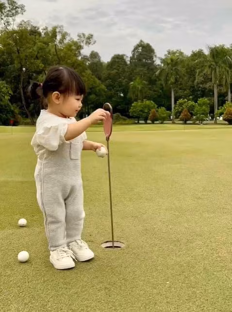 Chỉ mới hơn 1 tuổi, nhưng "cục vàng" nhà Cường Đô La đã được đi chơi và trải nghiệm đủ mọi nơi.
