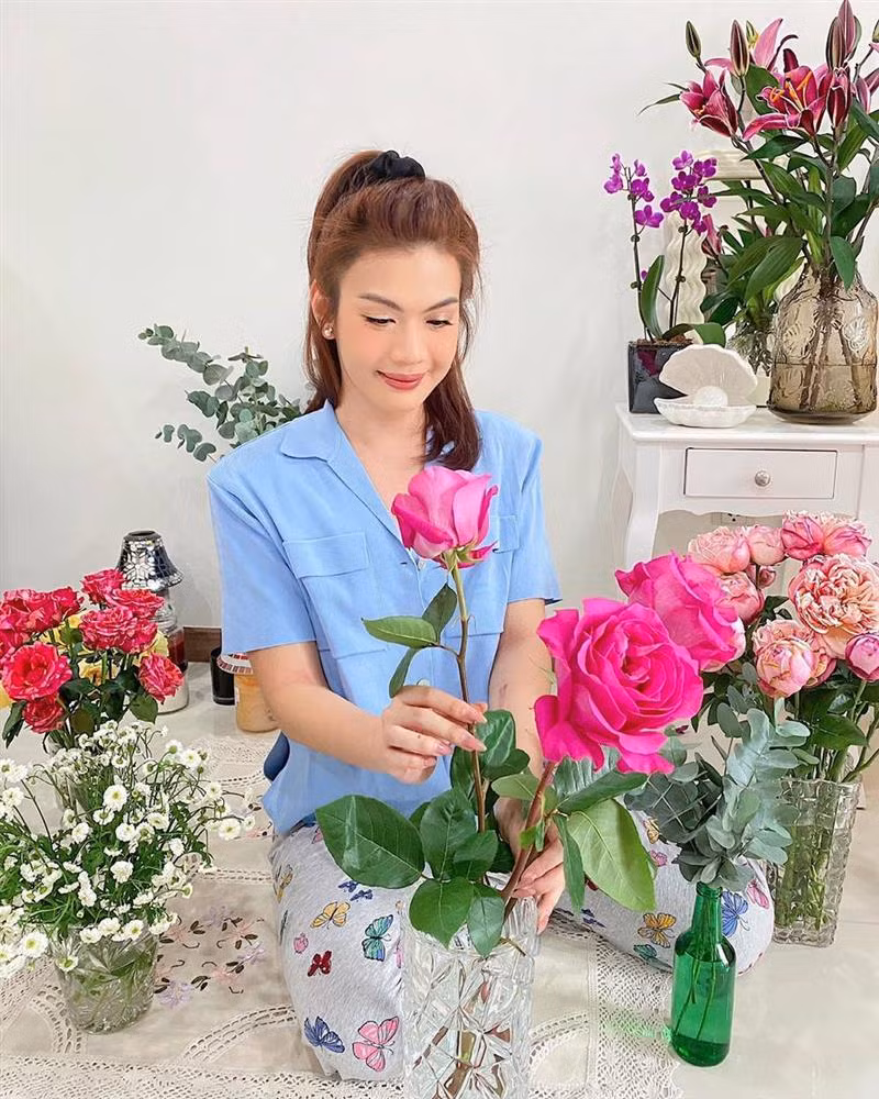 Những hoạt động giết thời gian khác của Đào Bá Lộc cũng cực kỳ nữ tính như cắm hoa, chơi và may đồ cho búp bê...