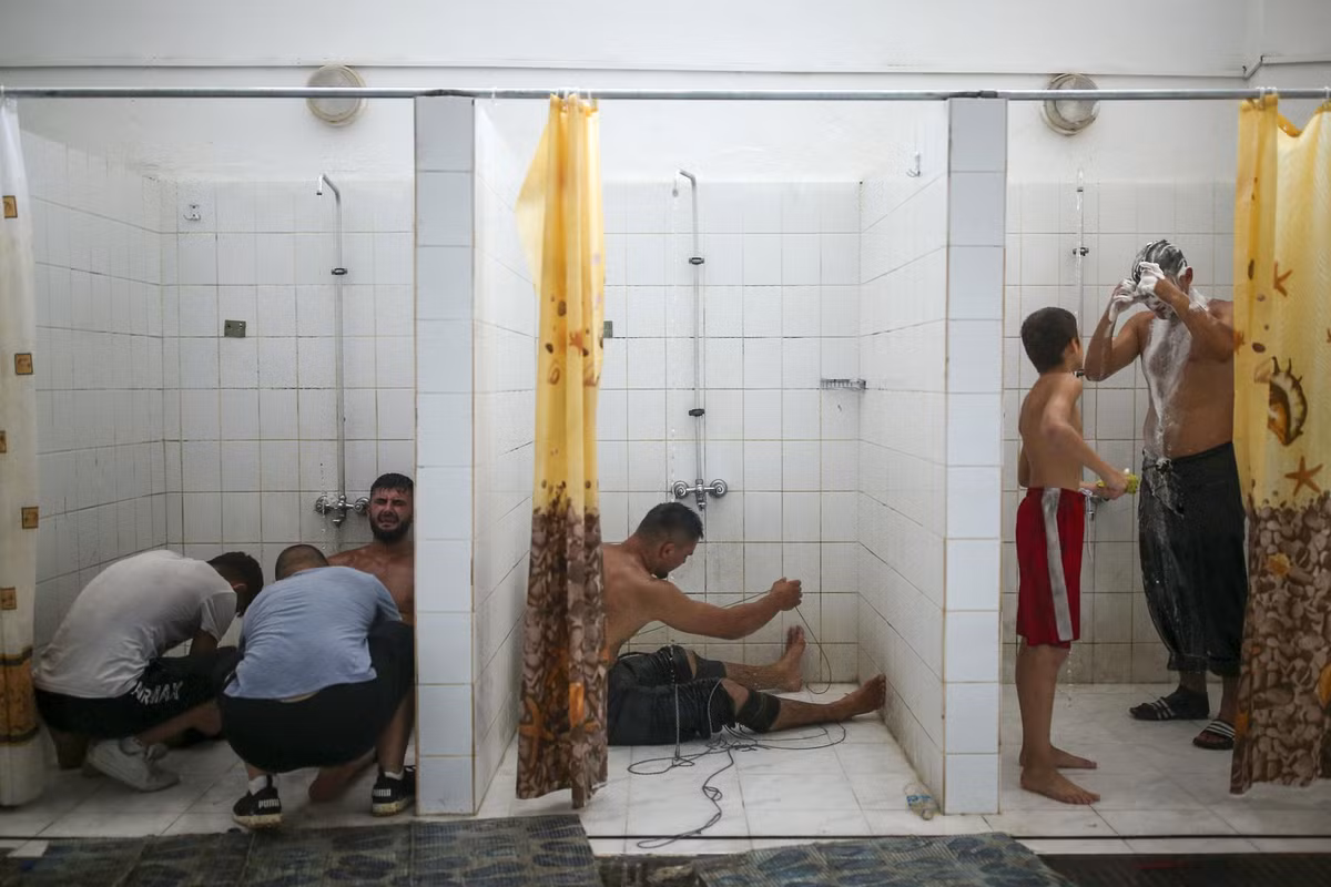 Các đô vật tắm rửa sạch sẽ sau ngày thi đấu mệt mỏi.