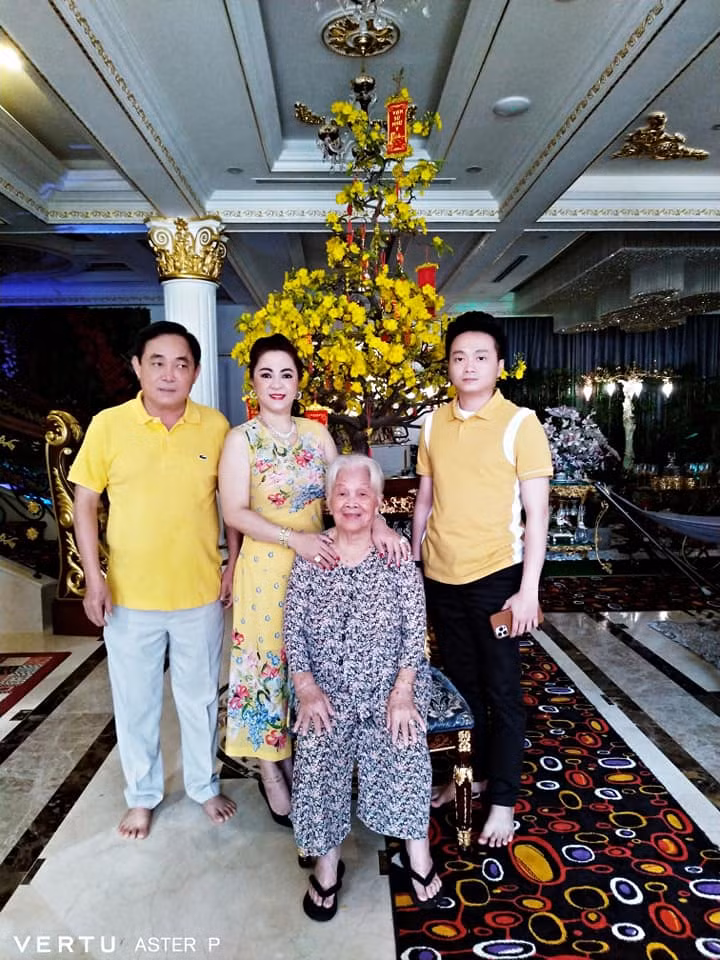 Hinh anh ba Phuong Hang chup cung me gia 90 tuoi