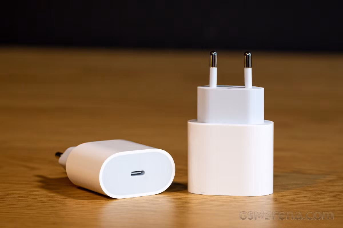  Củ sạc Apple 20 W lọt top thiết bị công nghệ bán chạy trên Tiki trong đợt giảm giá từ 8-11/6. Sản phẩm có màu trắng, thiết kế giống củ sạc 18 W kèm theo iPhone 11 Pro và 11 Pro Max. Không chỉ dành cho iPhone 12, thiết bị còn tương thích với iPad, các đời iPhone hỗ trợ sạc nhanh qua cổng USB-C Power Delivery. Ảnh: GSMArena.