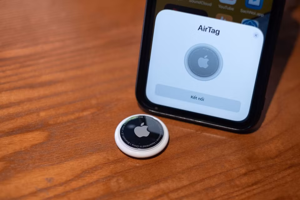 br/> Apple AirTag được bán chính hãng từ đầu tháng 6. Người dùng có thể móc thiết bị lên balo hoặc túi xách, cho vào ví để định vị, tránh mất đồ. AirTag có hình tròn, đường kính 32 mm và nặng 11 g, hỗ trợ chuẩn kháng nước/bụi IP67, kết nối với iPhone bằng Bluetooth Low Energy (Bluetooth LE). Phụ kiện này lọt top thiết bị công nghệ bán chạy trên Lazada. Ảnh: Nhật Minh.