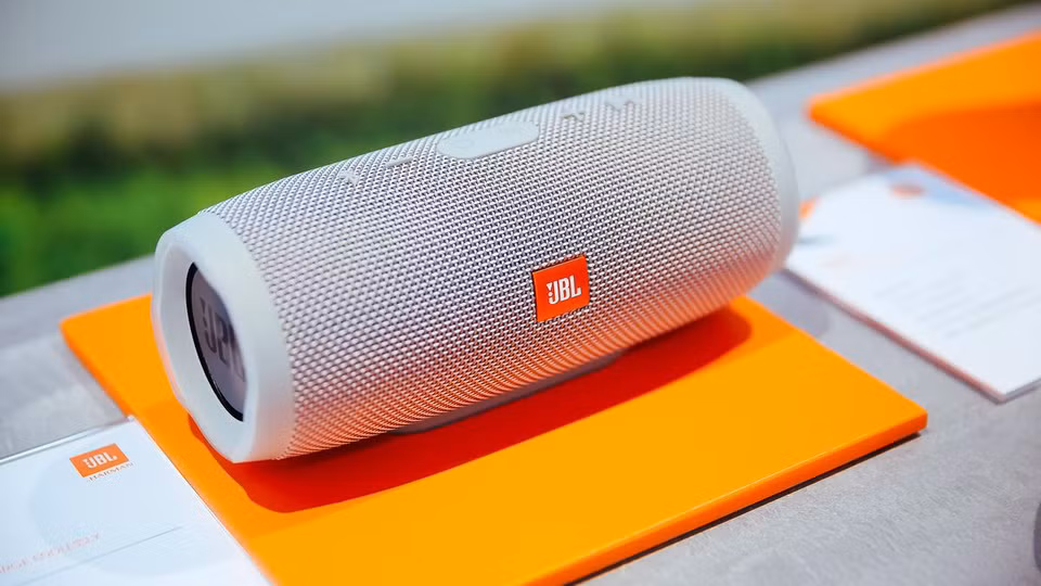 br/> Loa Bluetooth JBL Charge 4 là mẫu loa bán chạy nhất trên Lazada và Tiki. Thiết bị có công suất 30 W, kết nối Bluetooth 4.2, hỗ trợ JBL Connect+ giúp kết nối tối đa 100 loa để tạo ra dàn âm thanh lớn. Loa có ngoại hình cứng cáp, chuẩn kháng nước IPX7, dung lượng pin 7.500 mAh cho phép nghe liên tục trong tối đa 20 tiếng. Ảnh: CNET.