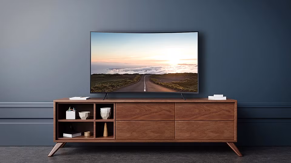 br/> TV Samsung Crystal UHD 55 inch UA55TU8300 nằm trong top sản phẩm công nghệ bán chạy dịp 6/6 trên Shopee. Thiết bị sở hữu màn hình cong, kích thước 55 inch với độ phân giải 4K. Một số tính năng khác trên TV như HDR, chế độ Game Enhancer dành cho chơi game hay Tap View, cho phép chạm smartphone lên TV để phản chiếu nội dung đang hiển thị. Ảnh: Samsung.