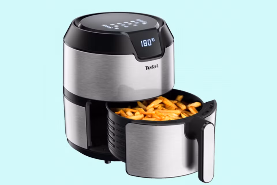 br/> Nồi chiên không dầu Tefal EY401D15 được ghi nhận bán chạy trên Shopee trong ngày 6/6. Sản phẩm có dung tích 4,2 lít, nhiệt độ tùy chỉnh 80-200 độ C, hỗ trợ hẹn giờ (tối đa 60 phút) và chuông báo khi nấu xong. Các bộ phận của nồi có thể tháo rời, giúp vệ sinh hoặc cho vào máy rửa chén. Ảnh: Tefal.
