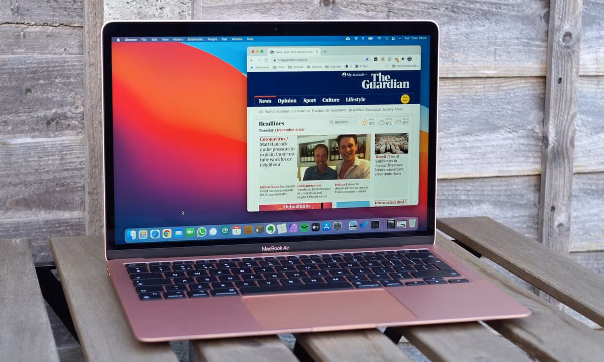  MacBook Air M1 và MacBook Pro M1 lần lượt là các mẫu laptop bán chạy trên Shopee và Lazada trong dịp 6/6. M1 là chip xử lý do Apple tự phát triển trên kiến trúc ARM. Với thiết kế đẹp, nền tảng macOS mượt mà cùng hiệu năng mạnh, bộ đôi MacBook M1 là những laptop được đánh giá cao từ khi ra mắt đến nay. Ảnh: The Guardian.