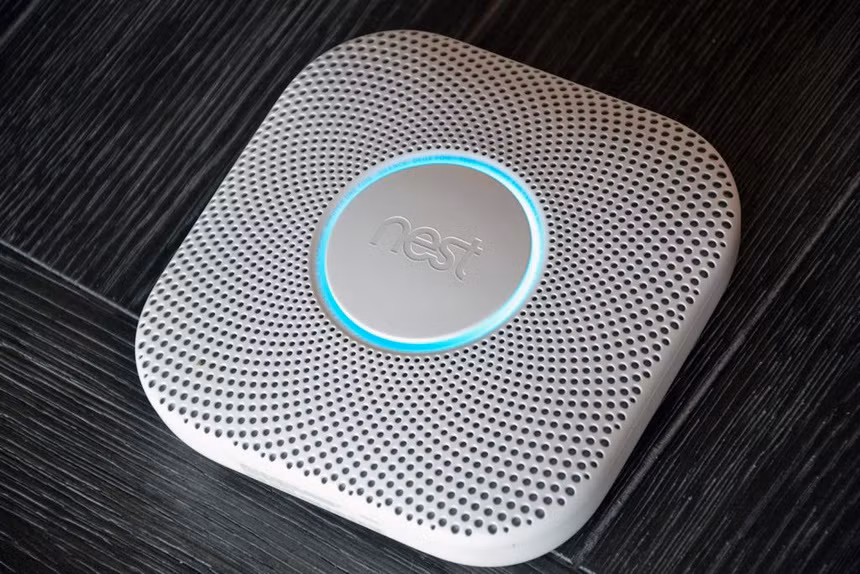 br/> Google Nest Protect Smoke là phiên bản cải tiến với cảm biến Split-Spectrum tự động kiểm tra lượng khí CO, có thể sử dụng được hơn 10 năm. Ngoài ra, thiết bị có hộp đèn RGB 3 chế độ khác nhau hiển thị tình trạng không khí trong phòng. Không như các cảm biến khói khác, Nest Protect đưa thông báo bằng lời nói thay vì tiếng cảnh báo chói tai. Với thuật toán tùy chỉnh và cảm biến độ ẩm, thiết bị này hạn chế tình trạng nhận sai nguồn khói, dẫn đến báo động giả. Máy hiện có giá khoảng 2,8 triệu đồng. Ảnh: Smart Homekit.