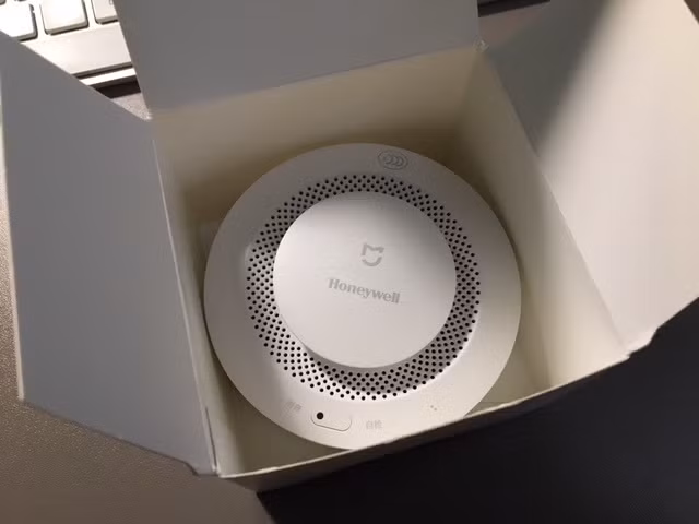  Xiaomi Honeywell có giá khoảng 650.000 đồng, thời gian sử dụng 5 năm. Người dùng còn có thể cài đặt độ nhạy của cảm biến khói cho phù hợp với địa điểm lắp đặt. Ảnh: AB Smart.