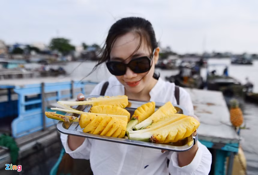 "Được tham quan chợ nổi và ăn khóm chín trên ghe là cảm giác thú vị, giá rất rẻ, chỉ từ 8.000 đồng/trái. Nếu có dịp, tôi và bạn bè sẽ trở lại đây nhiều lần nữa", chị Hiền - một du khách Hà Nội - chia sẻ.