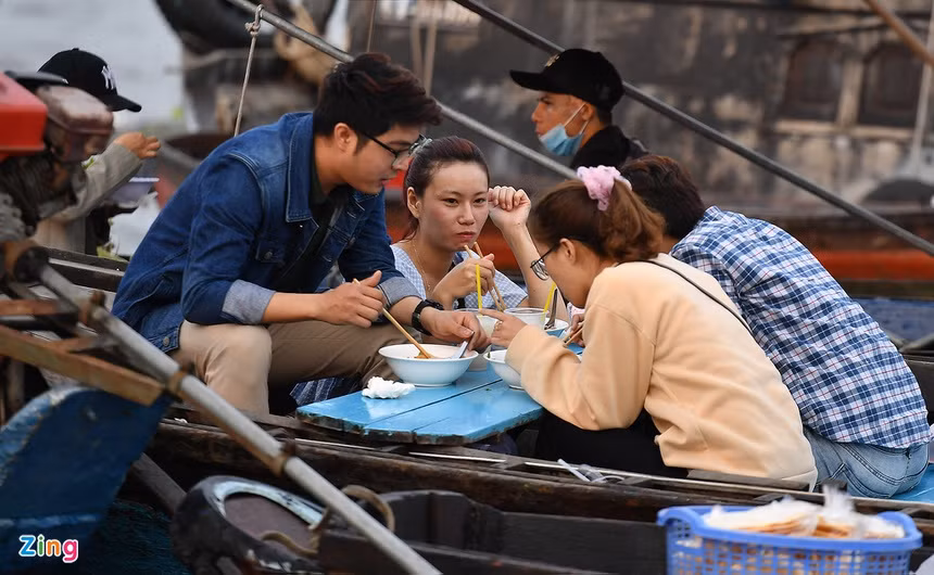 Hoặc họ dùng bữa sáng ngay trên những chiếc ghe nhỏ khi mặt trời vừa mọc. Bún nước lèo là đặc sản ẩm thực miền Tây, thường được du khách ưa chuộng, giá 25.000 đồng/tô.