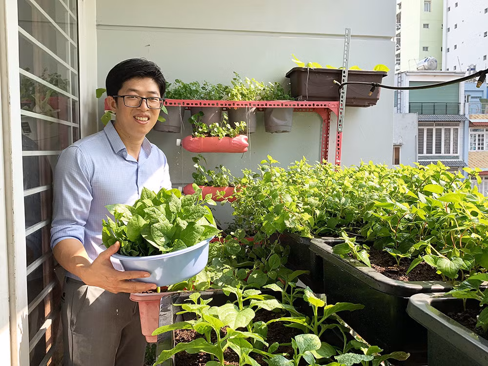 Anh Nguyện bên vườn rau của mình.