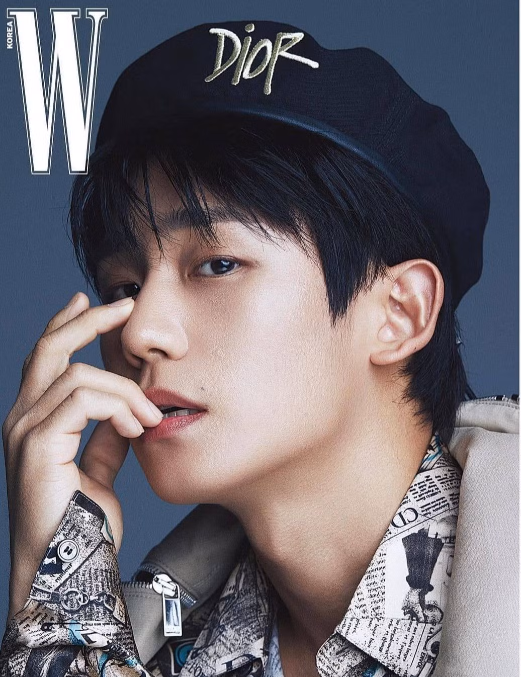 Ngoài làn da, Jung Hae In cũng chú ý đến việc tập luyện để giữ dáng. Quá trình tập thể dục sẽ giúp lưu thông máu và oxy. Từ đó, tế bào da cũng được nuôi dưỡng bởi dòng máu này, được cải thiện sức sống, theo Us Dermatology Partners. Hơn nữa, hoạt động này cũng giúp các chất độc được loại bỏ khỏi cơ thể hiệu quả hơn. Ảnh: Jung Hae In, W Korea.