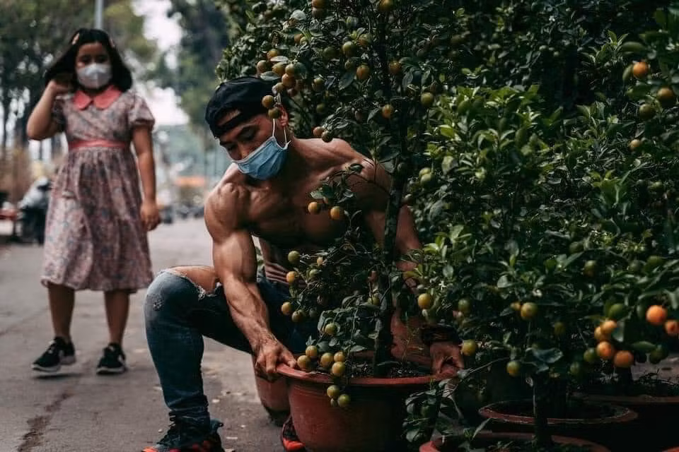 Thanh nien coi tran khoe co bap dung ban quat gay xon xao-Hinh-4