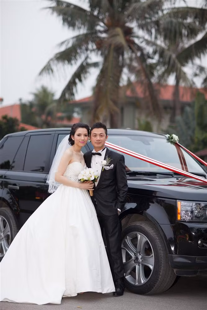 Bo anh cuoi 8 nam cua MC Anh Tuan va ba xa kem 14 tuoi