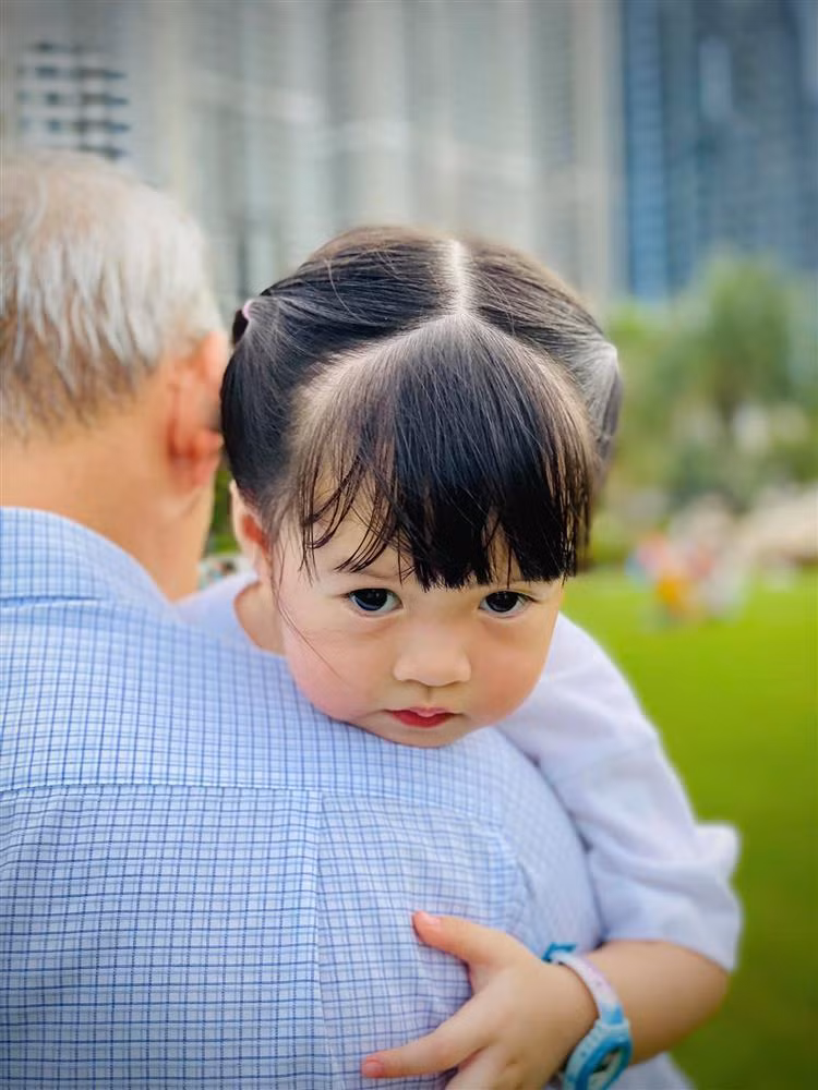 Con gai Dang Thu Thao lan dau xuat hien cung ong ba noi-Hinh-4