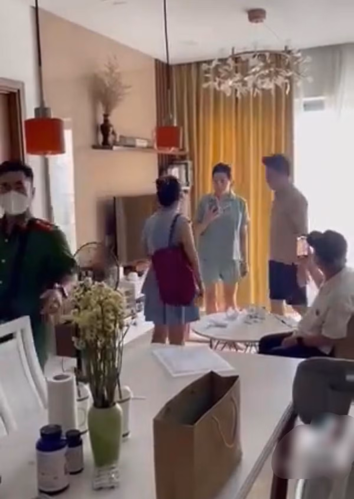 Vo moi cong an di cung de bat qua tang chong song chung voi nhan tinh-Hinh-2