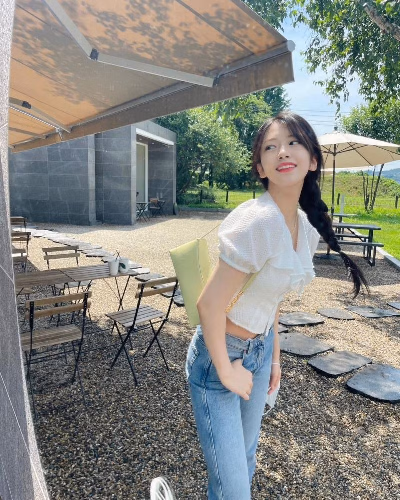 Combo áo blouse ôm dáng đi cùng quần jeans cạp cao đã tôn lên triệt để vòng eo thon gọn của Yujin.