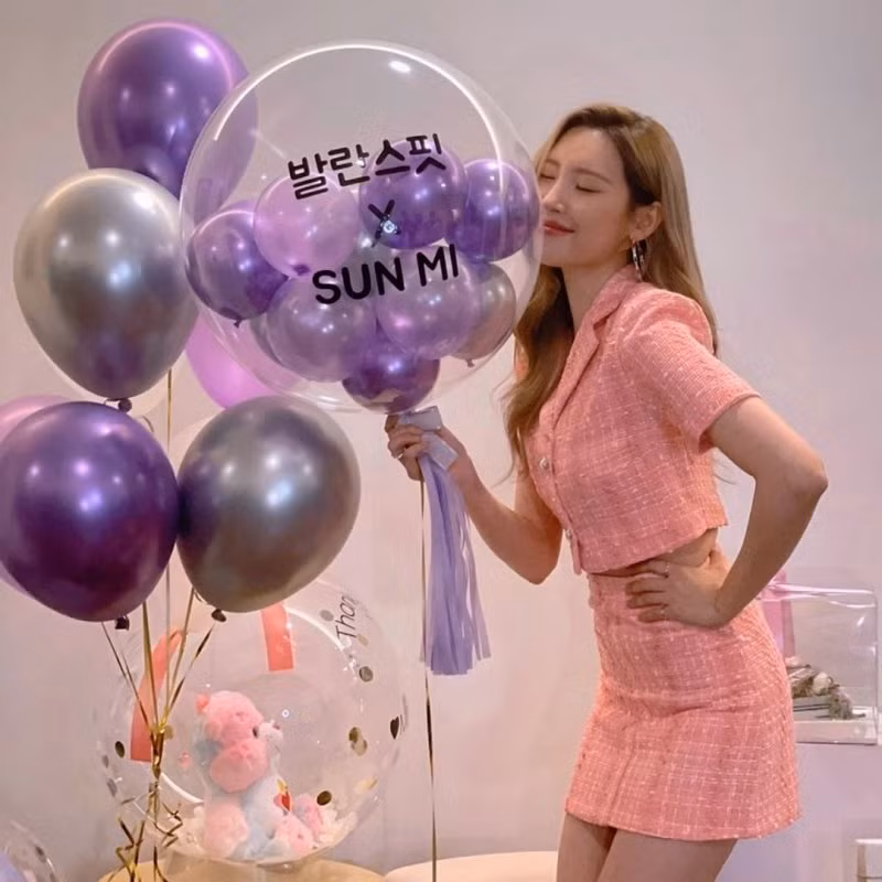 Sunmi ngọt ngào hết sức trong outfit áo tweed + chân váy xuyệt tông cùng chất liệu. Đôi khuyên tai bản to giúp cô nàng tăng thêm phần sang chảnh và sành điệu.