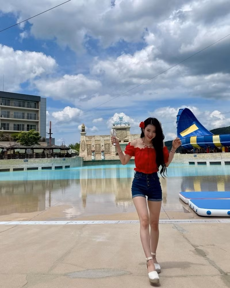 Jiho 'lên đồ' theo hướng vừa ngọt ngào, vừa pha chút quyến rũ khi sơ vin áo trễ vai cùng quần short jeans cạp cao.