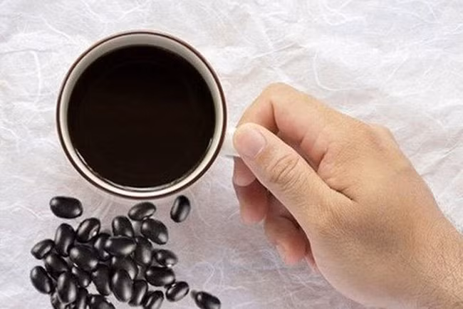Khung giờ vàng uống nước đỗ đen rang giúp giữ gìn vóc dáng Khung gio vang uong nuoc do den rang giup giu gin voc dang