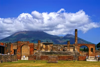 Giới khảo cổ cũng đã phát hiện ra Pompei lưu trữ một khối lượng lớn các tác phẩm nghệ thuật khiêu dâm, các bức bích họa, tượng, vật dụng gia đình. Sự phổ biến những hình ảnh và đồ vật cho thấy các tập tục tình d.ục của văn hóa La Mã cổ đại thời ấy tự do hơn hầu hết các nền văn hóa hiện nay.