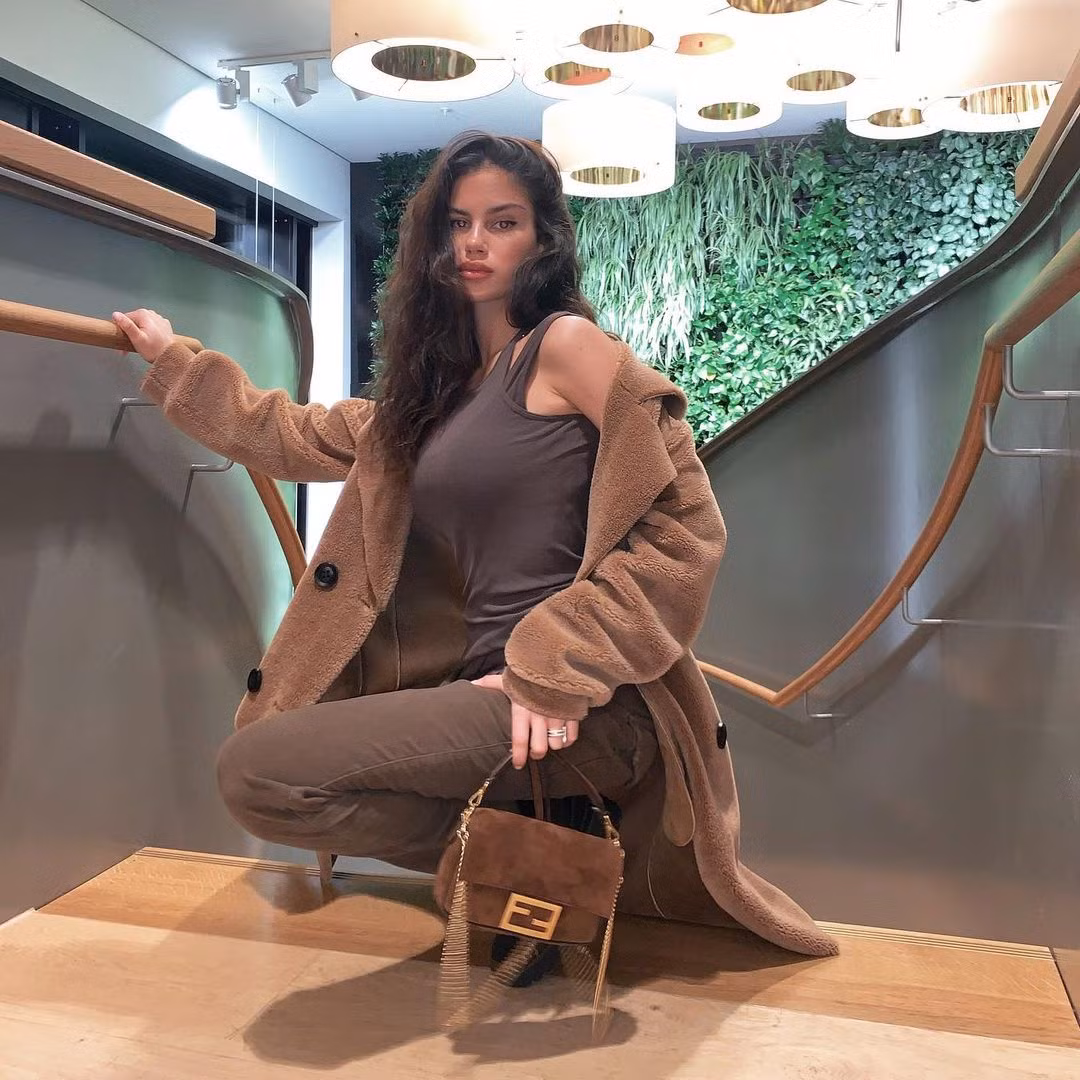  Sandra Jerze hẹn hò với cầu thủ Serge Gnabry vào đầu năm 2020. Người mẫu Thụy Sĩ gốc Ethiopia chuộng trang phục ôm dáng. Cô ưu tiên các thiết kế có tông màu trung tính. Ảnh: @jerze.