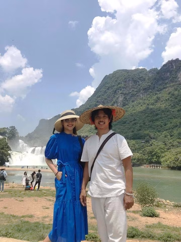 Còn nay, khi đã 43 tuổi và lấy vợ trẻ kém 20 tuổi, Chí Anh già xọm đi trông thấy.