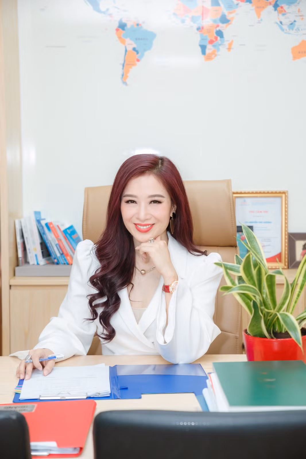 Hoa khoi Thu Huong 21 tuoi lam CEO, lay chong dai gia gio ra sao?-Hinh-5