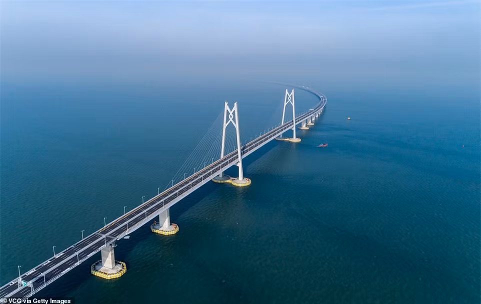  Cây cầu vượt biển dài nhất thế giới của Trung Quốc, nối 3 thành phố Hong Kong, Macau và Chu Hải đã được khánh thành vào sáng 23/10 sau 9 năm xây dựng. 