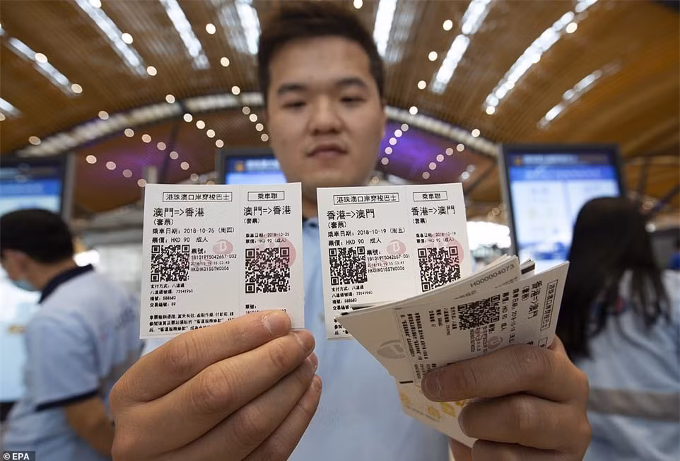  Những tấm vé xe buýt qua cầu ở Nhà khách Cảng Hong Kong. Cây cầu dài 55km này của Trung Quốc là cây cầu vượt biên dài nhất thế giới và là cây cầu dài thứ 6 trên thế giới. 