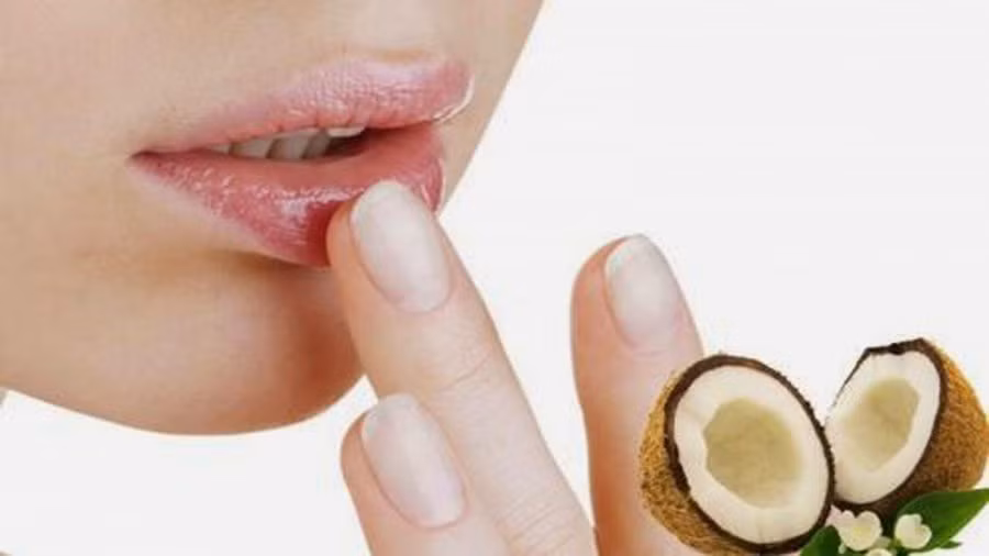 Để có đôi môi căng mọng, hãy áp dụng tuyệt chiêu chăm sóc này - Hình 2 De co doi moi cang mong, hay ap dung tuyet chieu cham soc nay-Hinh-2